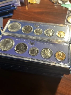 Lot of (20)1967 U.S. Special Mint Sets SMS w/ 40% Silver Kennedy Half Dollar - Image 1 of 4