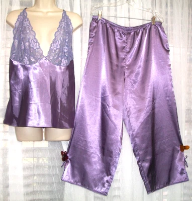 HERMOSO PLUS 1X CONJUNTO DE PIJAMA SATINADO PÚRPURA SEDOSO~TOP CAMI CON LAZO~PANTALONES CAPRI~ Foto 1 de 4