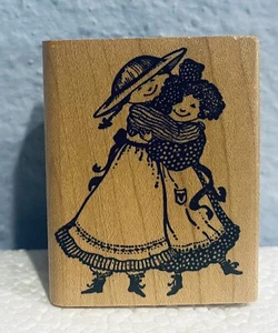 Zwei Mädchen Damen umarmende Kleider Hüte Holz montiert Stempel - Bild 1 von 2