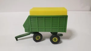 John Deere  ERTL Farm Covered Forage Hay Wagon 1:64 - Trailer Cart Toy 3"- BXA - Picture 1 of 5
