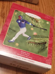 SAMMY SOSA Chicago Cubs - 2000 Béisbol Sello Ornamento MLB - NUEVO - Imagen 1 de 1