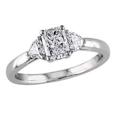 Anillo de compromiso de tres piedras de oro blanco de 14 quilates con diamantes talla radiante y corazón de 1 quilate Foto 1 de 4