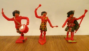 CHERILEA 60MM PAINTED PLASTIC HIGHLANDER BANDSMEN FIGURES - Picture 1 of 9