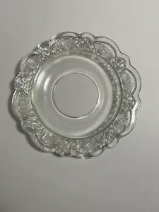 Platillo con bordes festoneados ~ 5,75" de ancho ~ patrón de rosa ~ vidrio de corte transparente - Imagen 1 de 6