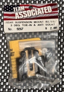 VINTAGE TEAM ASSOCIATED REAR SUSPENSION MOUNT 3 DEG TOE IN 9267 - Picture 1 of 1