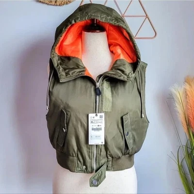 ZARA, Nuevo, Chaleco Abullonado Caqui Verde Ejército Cremallera Recortado Nylon Con Capucha Frontal, Talla XL Foto 1 de 4