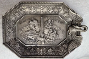 VINTAGE METALL SOUVENIR DE PARIS SCHMUCKSTÜCK ANSTECKNADEL TABLETT HERGESTELLT IN FRANKREICH 4 5/8" X 3 1/8" - Bild 1 von 5
