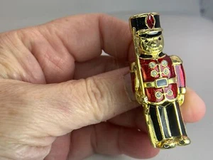 Christmas Nutcracker Enamel Vintage Gold Brooch Pin V-8798* - Picture 1 of 3
