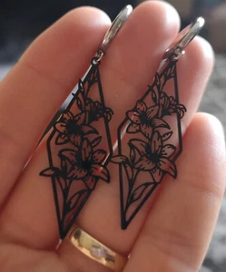 Damen Ohrringe Silber Edelstahl Schwarz Lilie Blume Goth Punk Boho - Bild 1 von 7