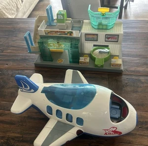 Fat Brain Toys AirportTerminal and Jet PlaneSet with Extras - Picture 1 of 6