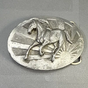 1986 SISKIYOU Zinn erhöhte Gürtelschnalle laufendes Pferd G-40 3,25"x2,25" - Bild 1 von 4