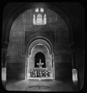 Photo COURT OF LIONS FOUNTAIN NO5 GRANADA SPAIN C1870 EARLY Magic Lantern Slide - Picture 1 of 5