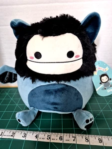 Squishmallows Skip the Blue Bat Bigfoot 8" nuovo con etichetta Squishdate 05.23.2024 - Foto 1 di 7