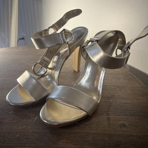 Sandalia Karl Lagerfeld Paris para mujer Cieone 8 tacones dorada metálica nueva con etiquetas - Imagen 1 de 5