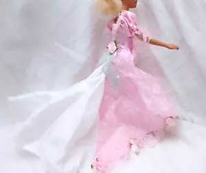 B526 - BARBIE DISCOVER THE WORLD 2002 - CILE abito lungo largo rosa fiori - Foto 1 di 4