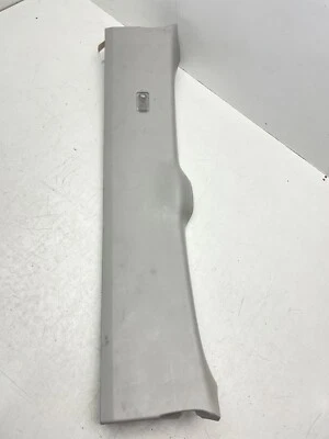 05 LEXUS RX 330 (MCU38) - REAR TAILGATE UPPER TRIM PANEL 6479048030 - IVORY TAN Foto 1 de 4