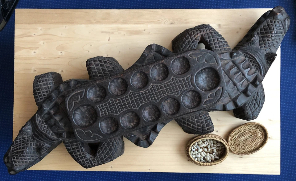 Exklusives Kalaha-Spiel aus Holz geschnitzt: Krokodil mit Muschelsteinen - Bild 1 von 3