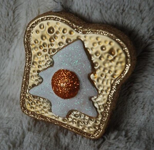 Uovo su pane tostato colazione a forma di bauble decorazione albero di Natale 9x7 cm - Foto 1 di 3