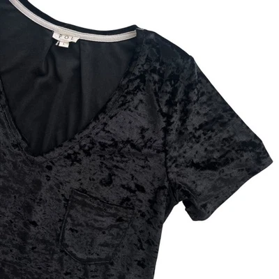 POL 女式 Lg 黑色拉丝绒 V 领短袖口袋 T 恤垃圾 — 第 1/4 张图片
