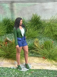 Figura de modelismo ferroviario mujer con pantalones cortos escala impresa en 3D escala HO OO - Imagen 1 de 6