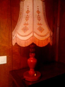 Tischlampe/Hardangerlampe/Stehlampe/RusticalHandarbeit/Stoffschirm - Bild 1 von 3