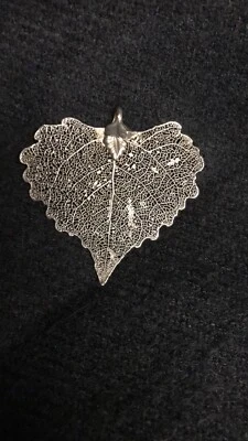 "Colgante boho de colección en forma de corazón tono plata hoja de encaje de madera de algodón 2""" Foto 1 de 4