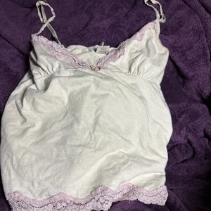 Camisola mediana Rampage para mujer satinada púrpura encaje mariposa - Imagen 1 de 10