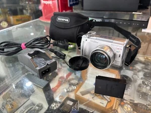CÁMARA DIGITAL COMPACTA OLYMPUS MEDIA C-765 ULTRA ZOOM 4 MEGAPÍXELES ¡EN PLATA! - Imagen 1 de 17