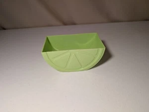 Porta aperitivos de cuña de lima de plástico verde - Divertido plato de fiesta - Imagen 1 de 1