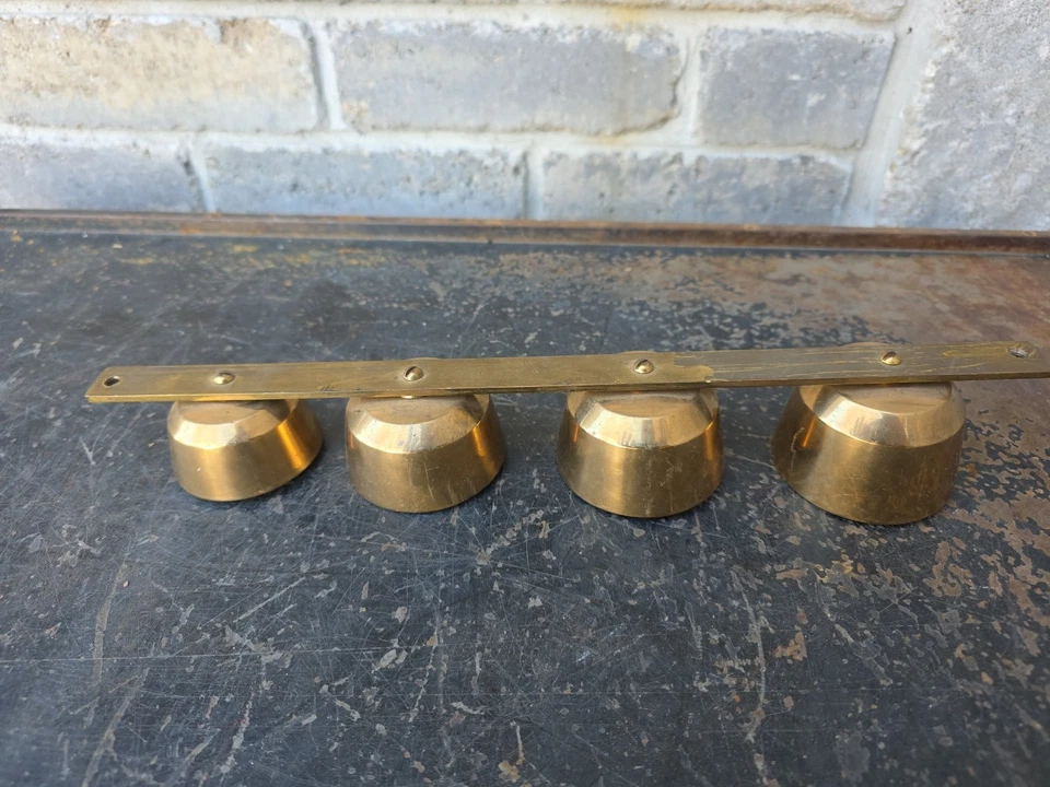 Campanas de trineo de latón antiguas carro cuatro campanas de latón y aplausos correa de metal  Foto 1 de 4