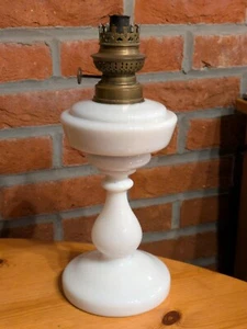 Weißer schöner Petroleumlampenständer nur, es fehlt die Glasröhre und kein Docht. - Bild 1 von 9