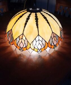 Lampadario stile Tiffany Vetri policromi e madreperla diametro 45 cm.