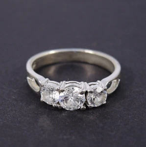 Anillo de plata esterlina de tres piedras - anillo de banda de circonio cúbico brillante - Imagen 1 de 7