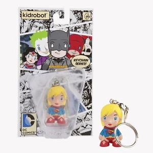 Portachiavi Supergirl figura in vinile KidRobot DC Universe NUOVO MOC - Foto 1 di 2