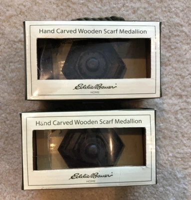 Juego medallón cortina botín bufanda madera tallada a mano Eddie Bauer negro Foto 1 de 2