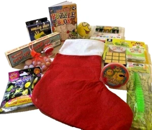 VORGEFÜLLTER Weihnachtsstrumpf UNISEX 12 Spiele Spielzeug Basteln Schreibwaren RETRO Alter 6+ - Bild 1 von 10