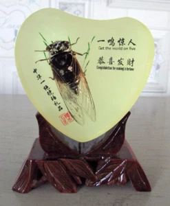 Insecte long 6 cm sous inclusion résine en forme de cœur Get the world on five - Imagen 1 de 12