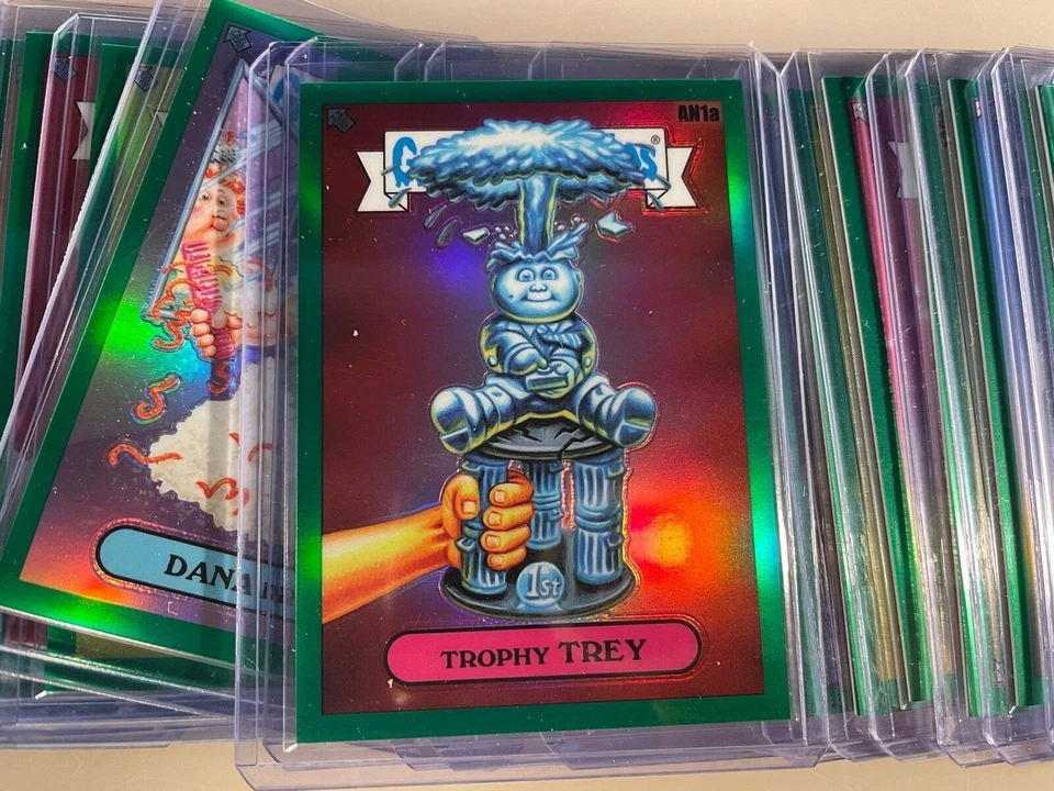 UK GARBAGE PAIL KIDS: CHROME SERIES 4 - GREEN REFRACTORS of 299 - Rainbow! 🌈💚 - Image 1 of 1