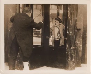 CHARLES CHAPLIN in "The Cure" - Original Vintage Photo - Re-Release 1932 - Imagen 1 de 2