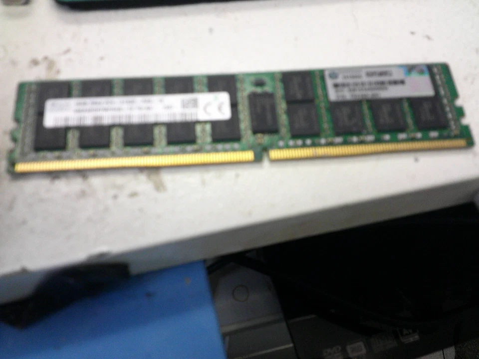 SK Hynix 16 GB HMA42GR7MFR4N-TF TD AA RDIMM ECC Reg DDR4-2133 ECC Reg Server RAM - Bild 1 von 1