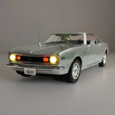 Chevy Camaro Z28 1968 cupé Muscle Car plateado con luz de trabajo personalizada 1/18 Foto 1 de 4