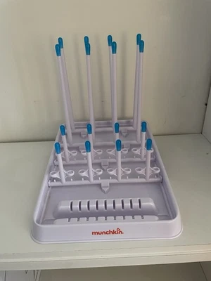Estante de secado de biberones plegable blanco Munchkin para biberones Foto 1 de 2