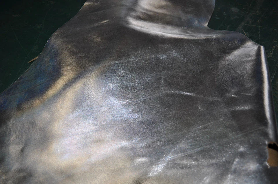 Lados metálicos de cuero plateado/hecho en EE. UU. Foto 1 de 1