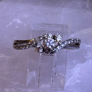 Anillo de compromiso de 3 piedras de diamantes de oro blanco de 10k talla 6,5 1,74 g (AT425-15) {OX} - Imagen 1 de 16