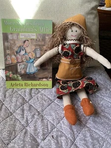 Muñeca inspirada en Waldorf de 12 pulgadas con libro de cuentos más historias del ático de la abuela - Imagen 1 de 9