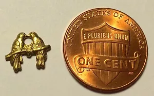 1 pequeño colgante de metal en tono latón para pájaros amorosos poco más de 3/8" 10,3 mm de ancho J25 - Imagen 1 de 2