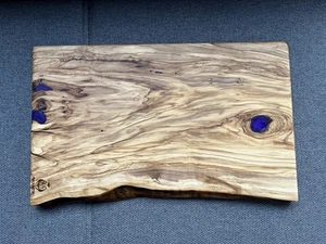 Set Tagliere in legno di Ulivo con dettagli in resina Epossidica 45x28x3cm - Foto 1 di 8