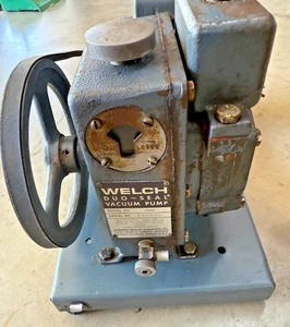 Welch Duo-Seal 1400 Vakuumpumpe.  Hat einen Dayton 1/4 PS Motor. Zieher 19 Zoll - Bild 1 von 5