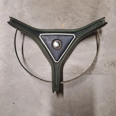 Chrysler 300/New Yorker 1969-70 verde volante bocina anillo pieza central Foto 1 de 3