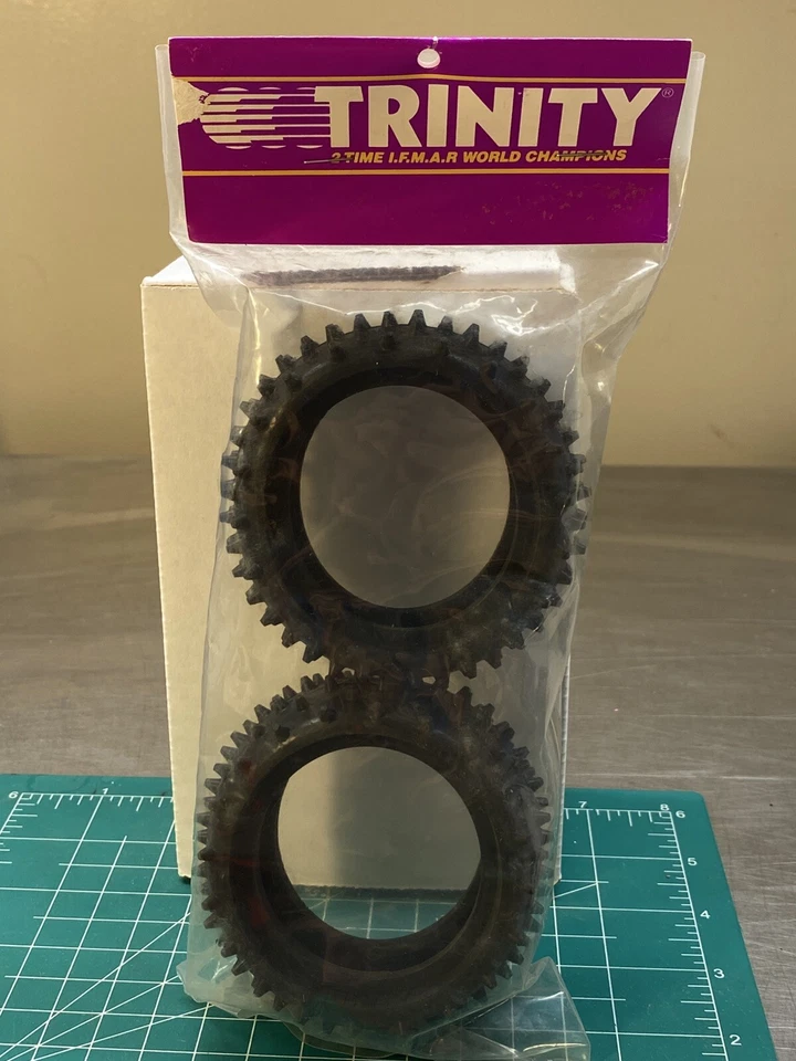 Vintage Team Trinity Traseiro 2.2" Pneus Cut Spike RC - Imagem 1 de 4